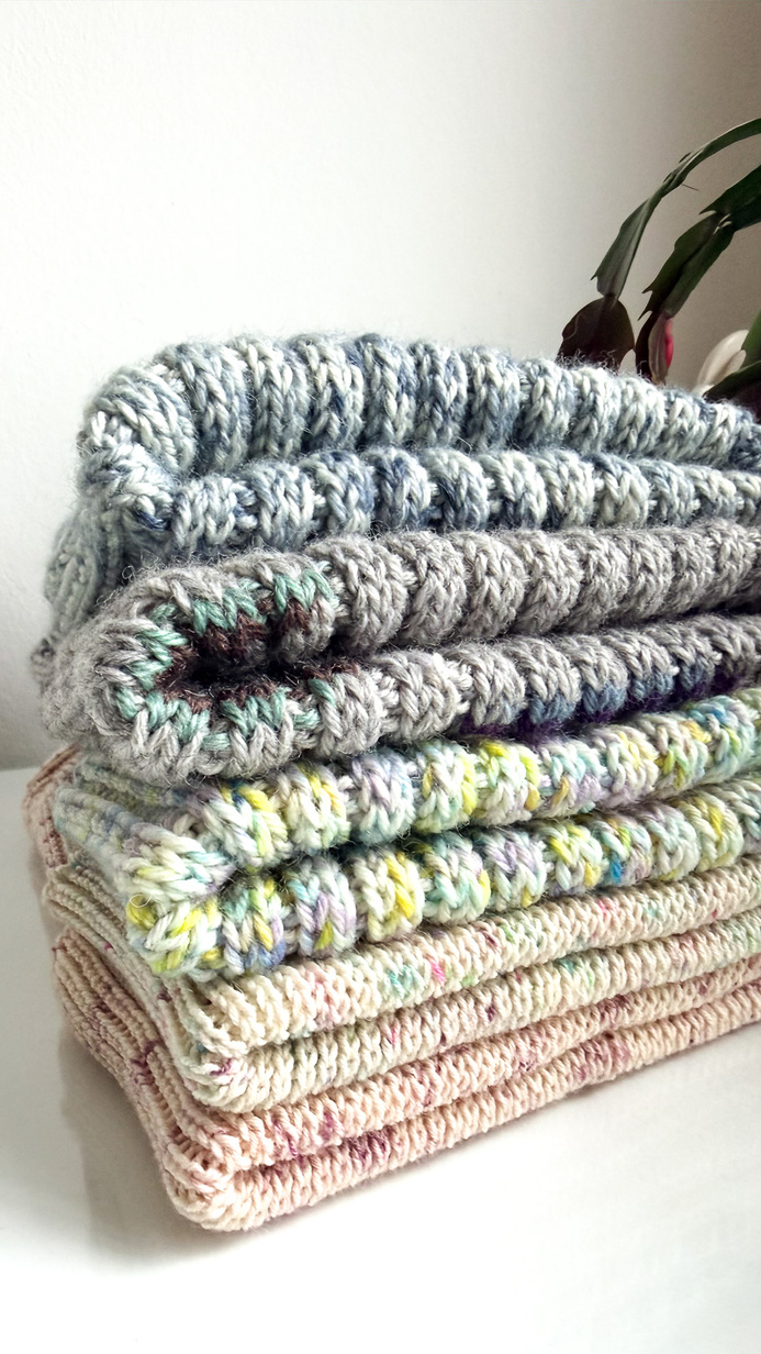 VARELLA Beanie-Mütze aus Baby-Merinowolle 101 Jagody & Śmietanka zimowa