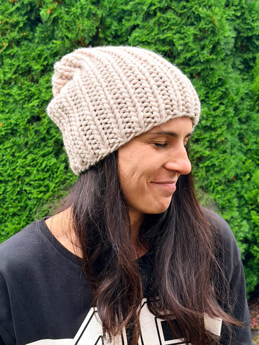 Ręcznie robiona czapka damska ASHER 100% Wełna owcza 13 pianka cukrowa