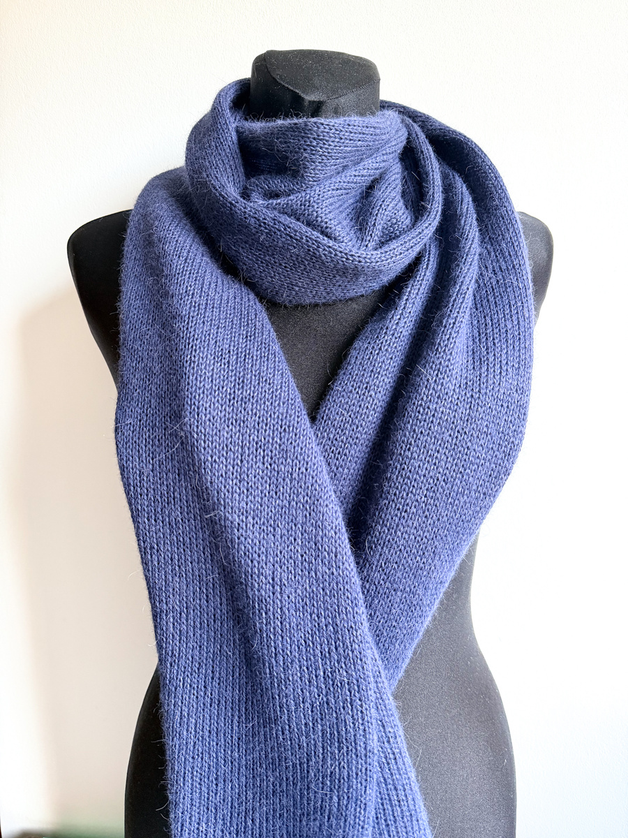 Ciepły i przytulny szal Nitkowe Love 30x180 cm 100% Baby Merino 21 czarny