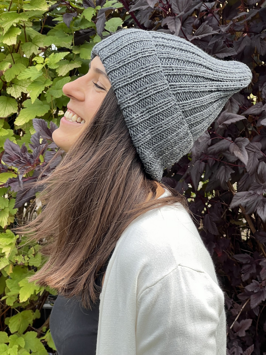 Wywijana czapka merino HELLI 100% Baby Merino 20 Ciemny Szary