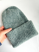 Ciepła czapka ręcznie robiona wywijana CHMURKA Alpaka 30 zielona szałwia
